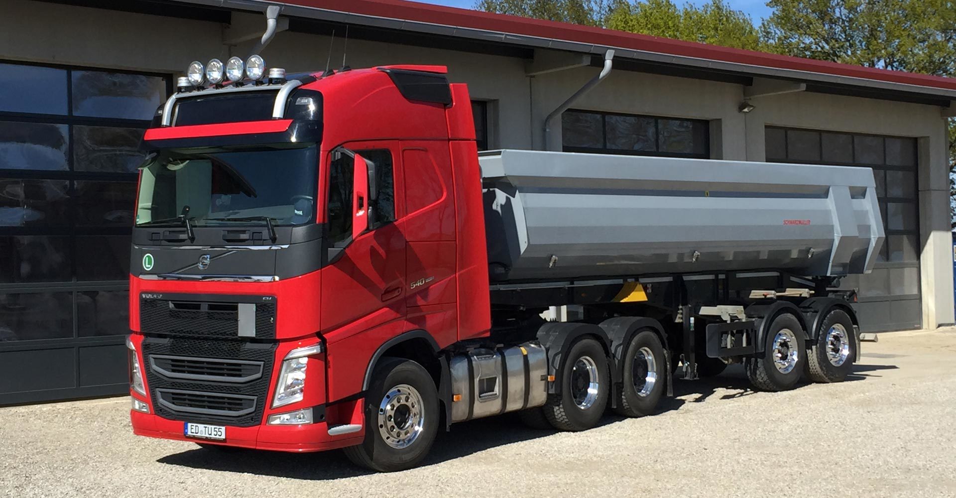Lastwagen der HIlger Tiefbau GmbH