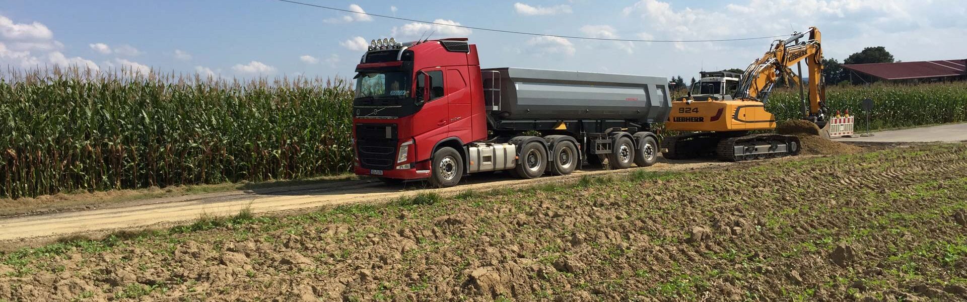 Straßenbau, LKW und Bagger im Einsatz.